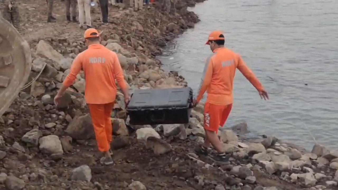 Video thumbnail for India: Death toll in central India boat capsize rises to 9.