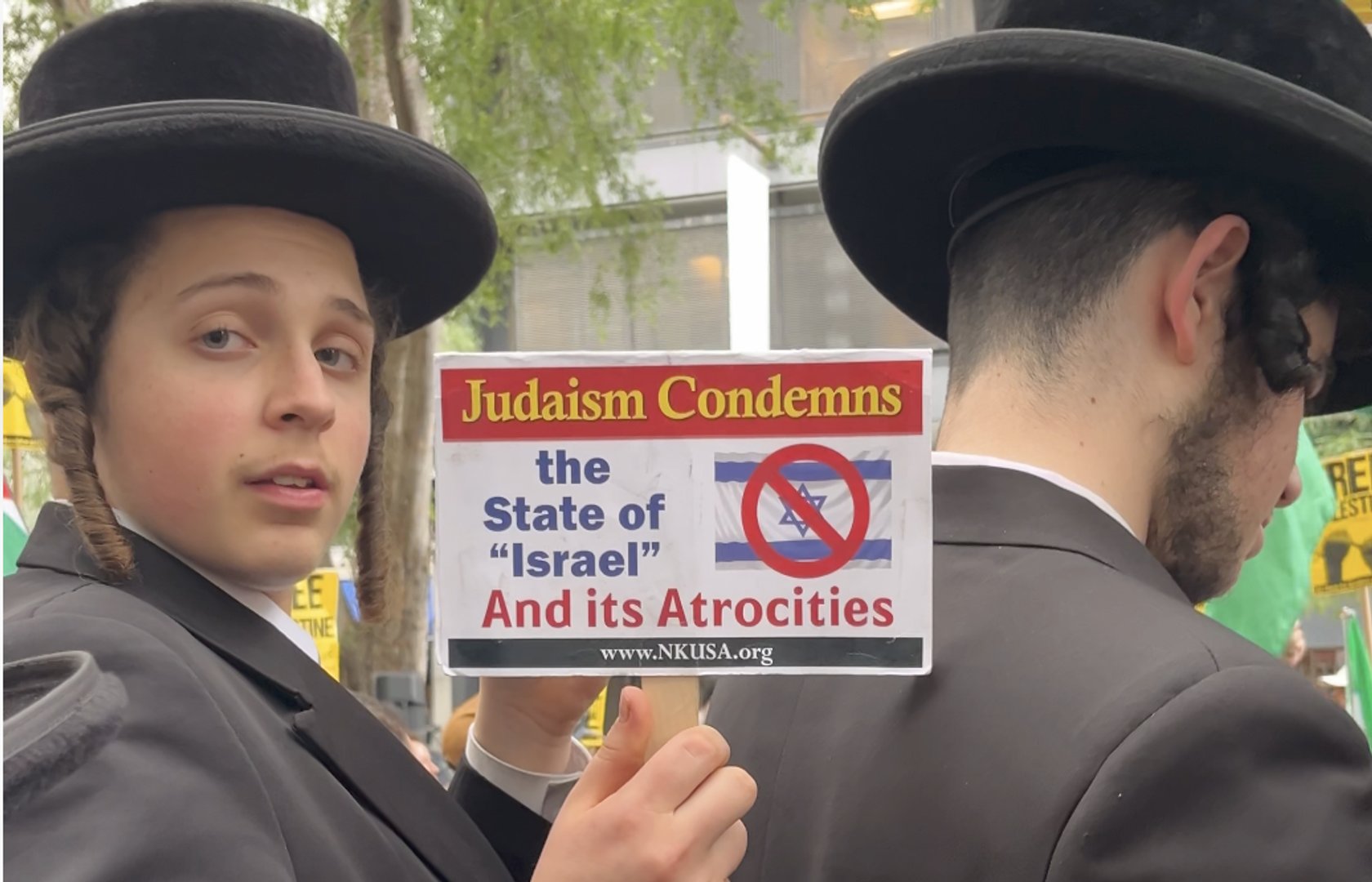 Video thumbnail for Jewish protestors join Free Palestine march to denounce Netanyahu