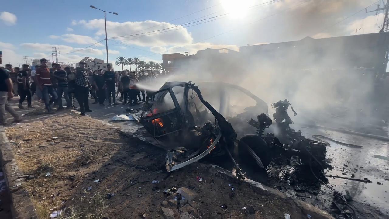 Video thumbnail for Three killed as Israeli strike targets vehicle in central Gaza despite ceasefire.