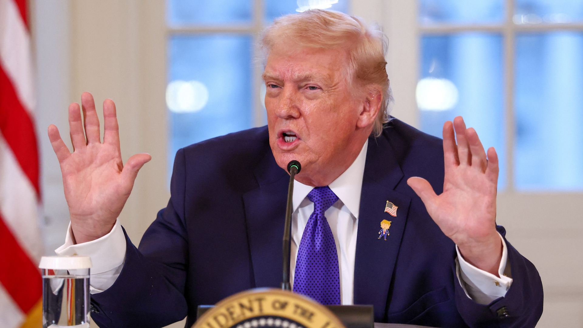 Video thumbnail for Trump meets US oil bosses to discuss Venezuela extraction