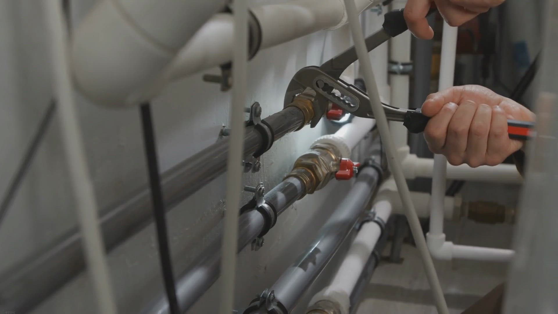 Video thumbnail for ¿Por qué giran los pernos de anclaje del inodoro? (3 razones)