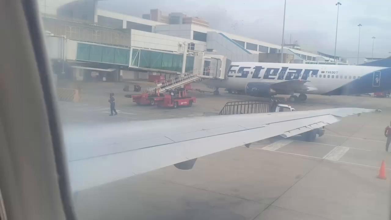 Video thumbnail for Venezuela: MOMENT - Earthquake catches passengers aboard aircraft in Caracas.