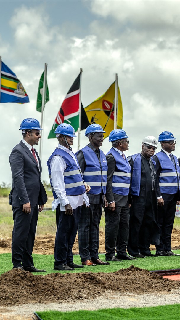 Video thumbnail for Africa’s richest man launches Kenyan oil refinery amid land protests