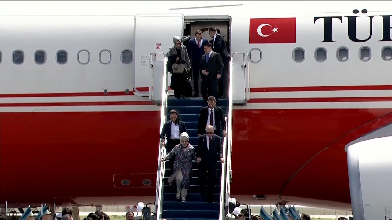Video thumbnail for Kazakhstan: Turkish President Erdogan arrives in Kazakh city of Turkistan for Turkic States summit.