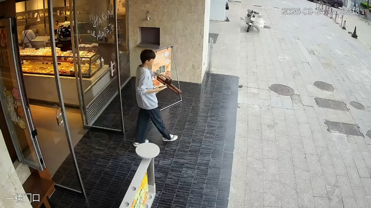 Video thumbnail for Pastry Falls from Box and Gets Run Over by Motorcycle in Jiangsu