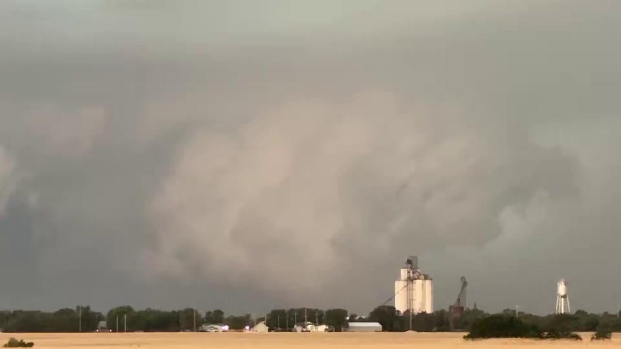 Video thumbnail for US: Massive Wall Cloud Spotted During Stormy Weather Northwest of Windom, KS.