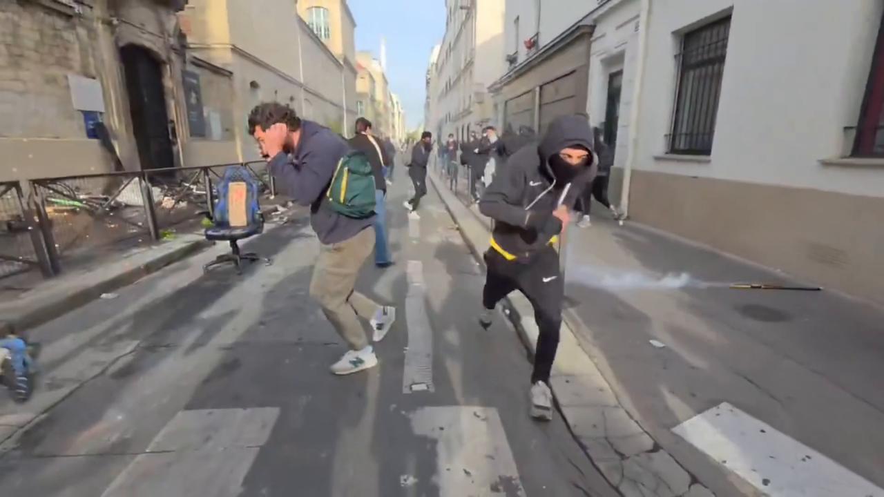 Video thumbnail for France: Mortar fireworks launched during lycée blockade in Paris.