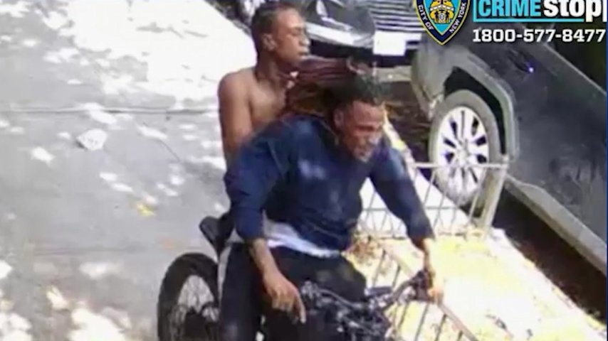 Video thumbnail for NYPD releases photos of men wanted in stabbing, robbery of off-duty detective in Norwood
