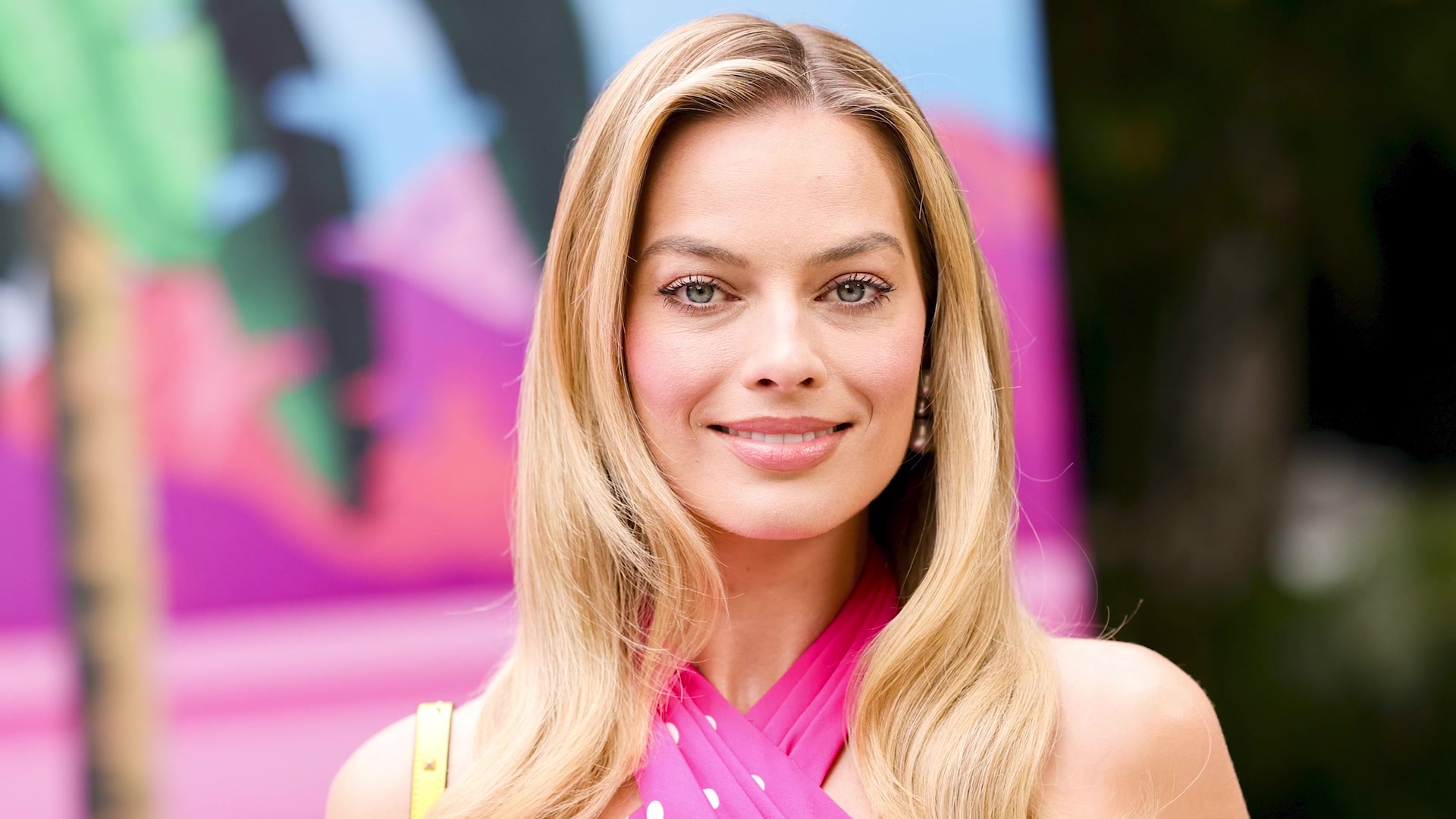 'Video thumbnail for Margot Robbie's Natural Hair Color Makes Her Unrecognizable'