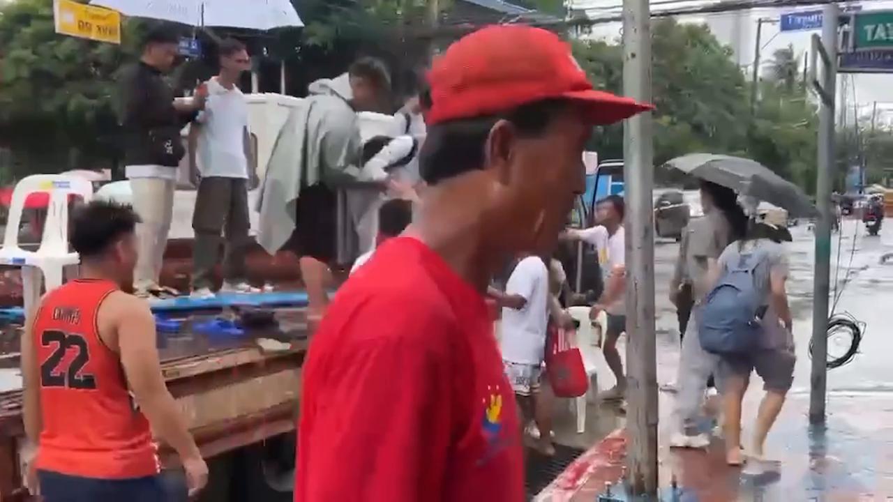 Video thumbnail for Philippines: Torrential rain triggers flooding in Manila (2).