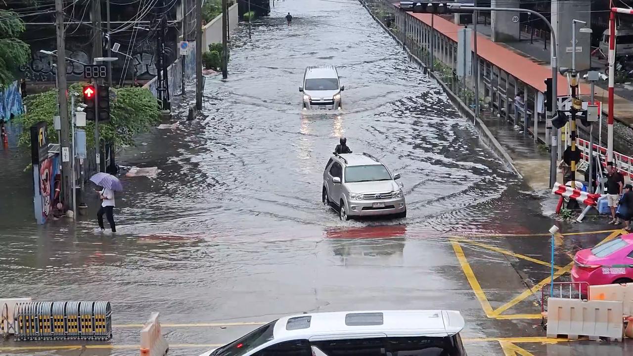 Video thumbnail for Thailand: Heavy Rain Triggers Bangkok Flooding 27.