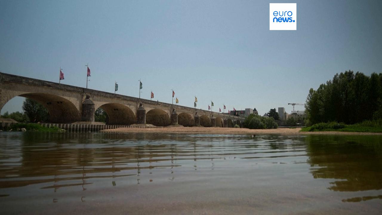 Video thumbnail for Heatwave and wildfire alerts, power cuts in Finistère: France swelters