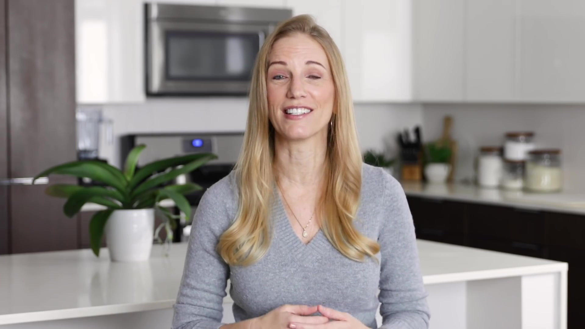 Video thumbnail for 104.COCONUT MACAROONS ¦ easy, almost healthy, coconut cookies! (1080p 24fps)