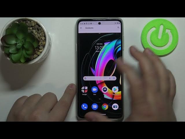 Video thumbnail for Top Tips & Tricks for MOTOROLA Edge 20 Lite – Allow Cool Features