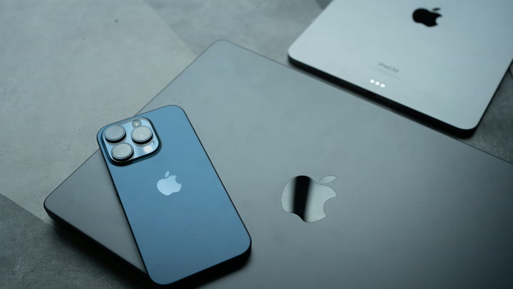 Video thumbnail for Apple Bets Bigger on A.I. with New Macs