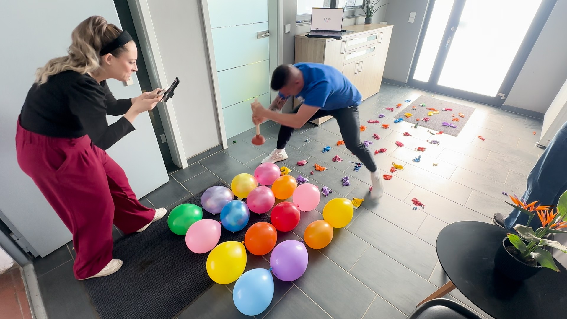 Video thumbnail for Most balloons popped with a plunger in 30 seconds - 60 by Andre Ortolf