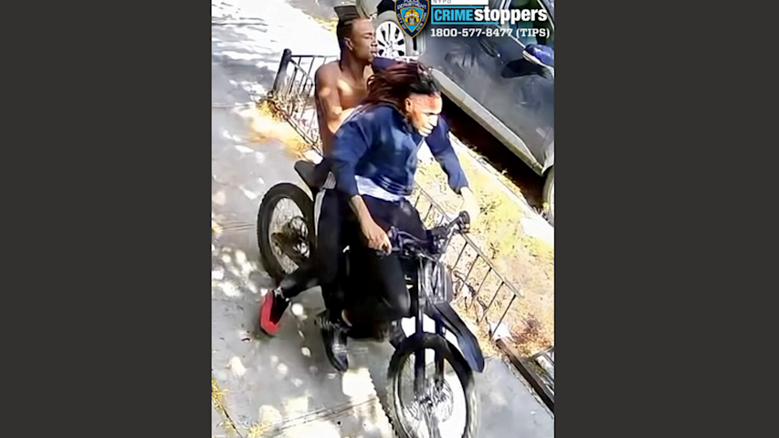 Video thumbnail for DHS: 2 men wanted in stabbing of off-duty NYPD detective are in US illegally