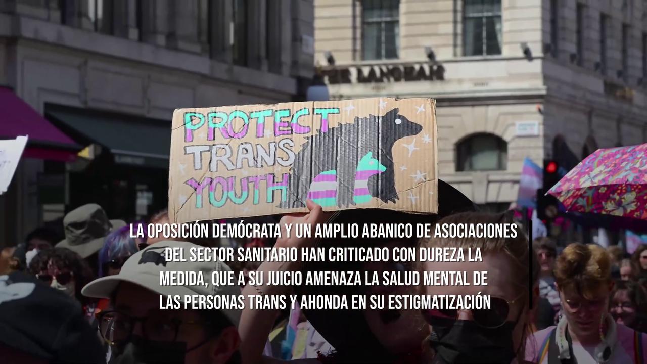 Video thumbnail for La administración Trump retira la financiación para la transición de género en menores.