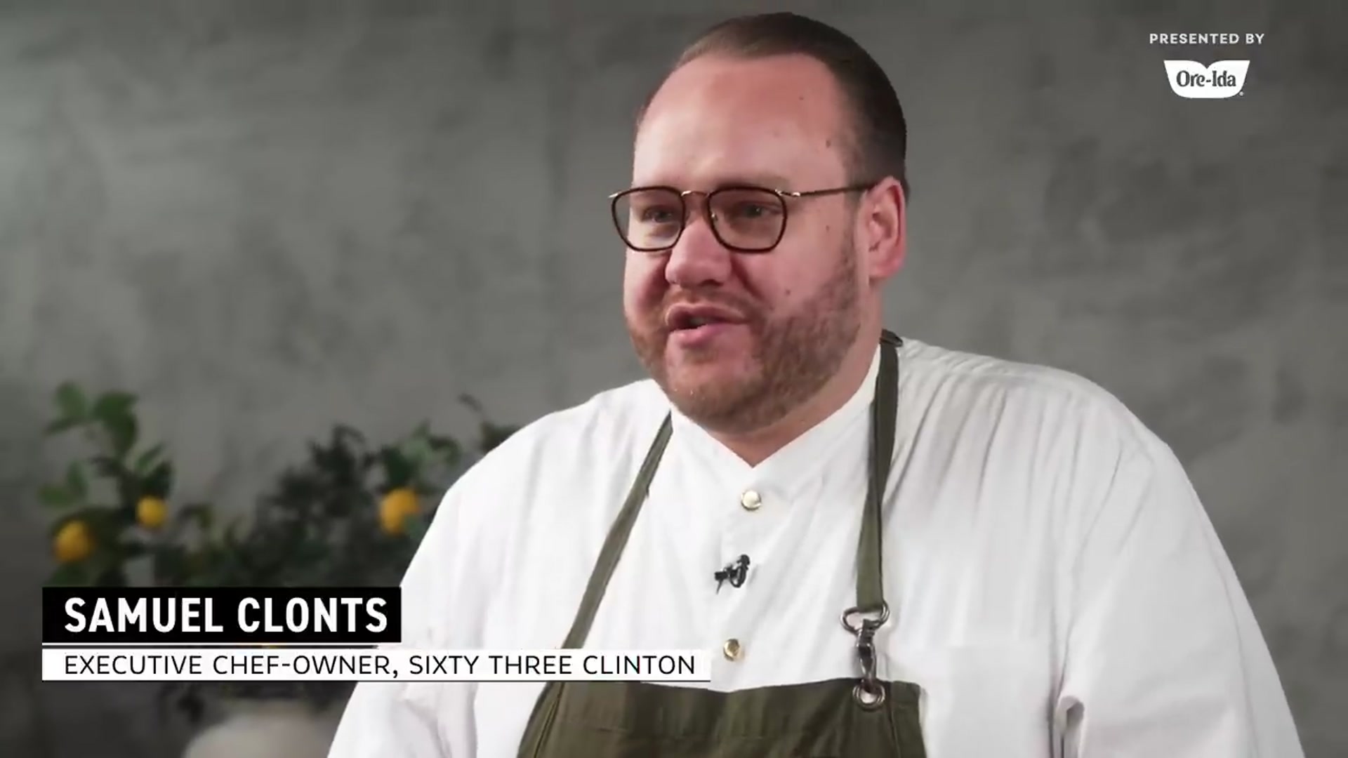 Video thumbnail for How an Expert Chef Makes the Perfect Foie Gras Toast   On the Fly(720P HD)