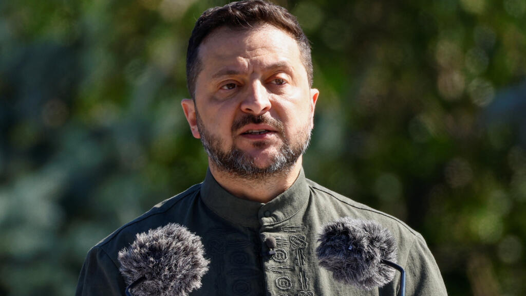 Video thumbnail for President Zelensky says having elections in Ukraine would 'destroy the country'