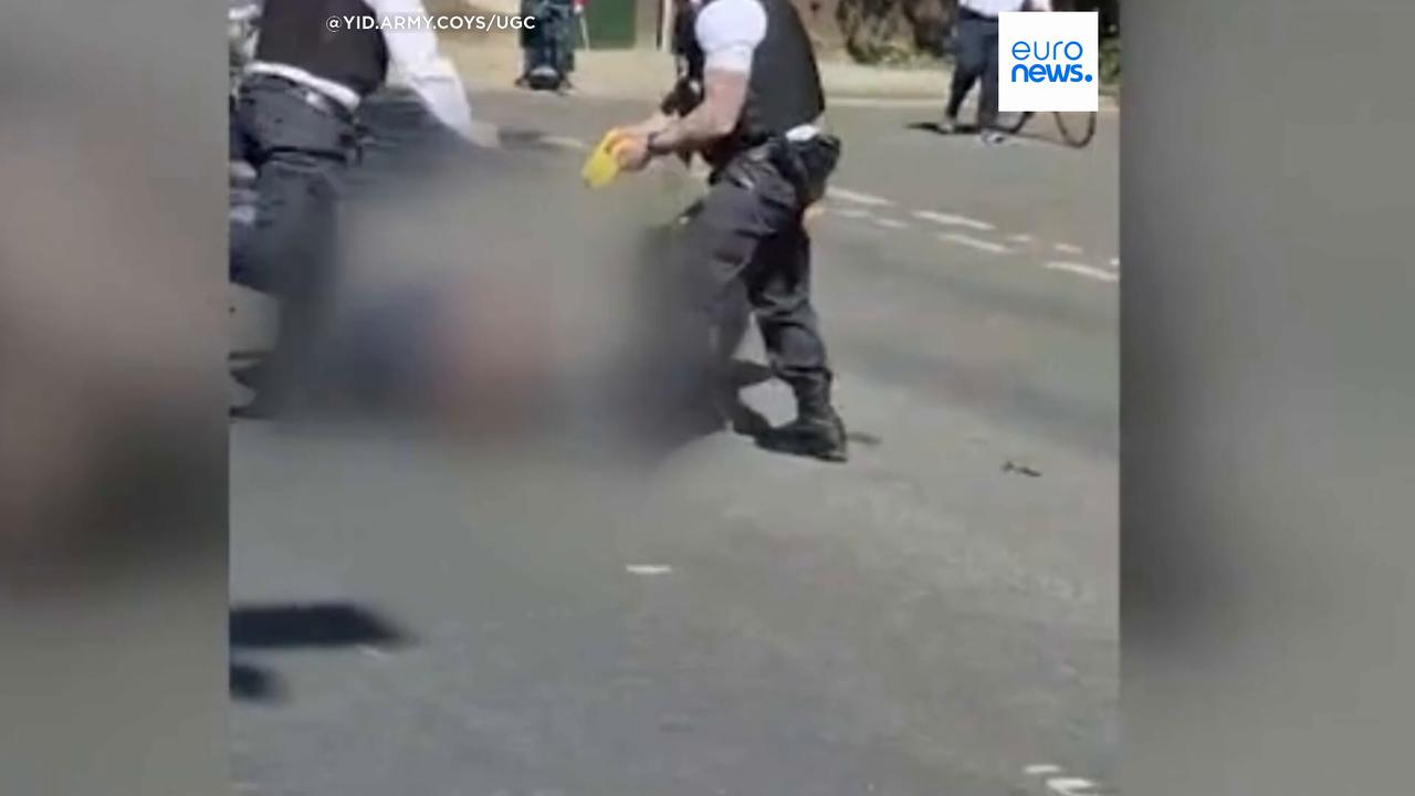 Video thumbnail for Video shows suspect approaching police after stabbing in north London