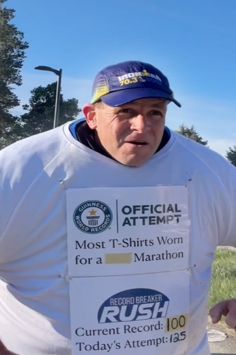 Video thumbnail for Most t-shirts worn during a marathon (male) - 125 by David Rush