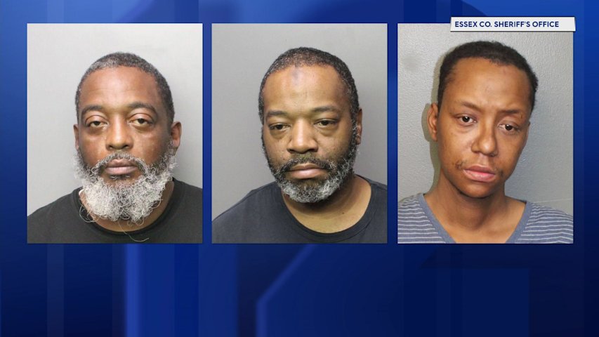 Video thumbnail for 2 men arrested, nearly 400 heroin packets seized in Newark drug raid