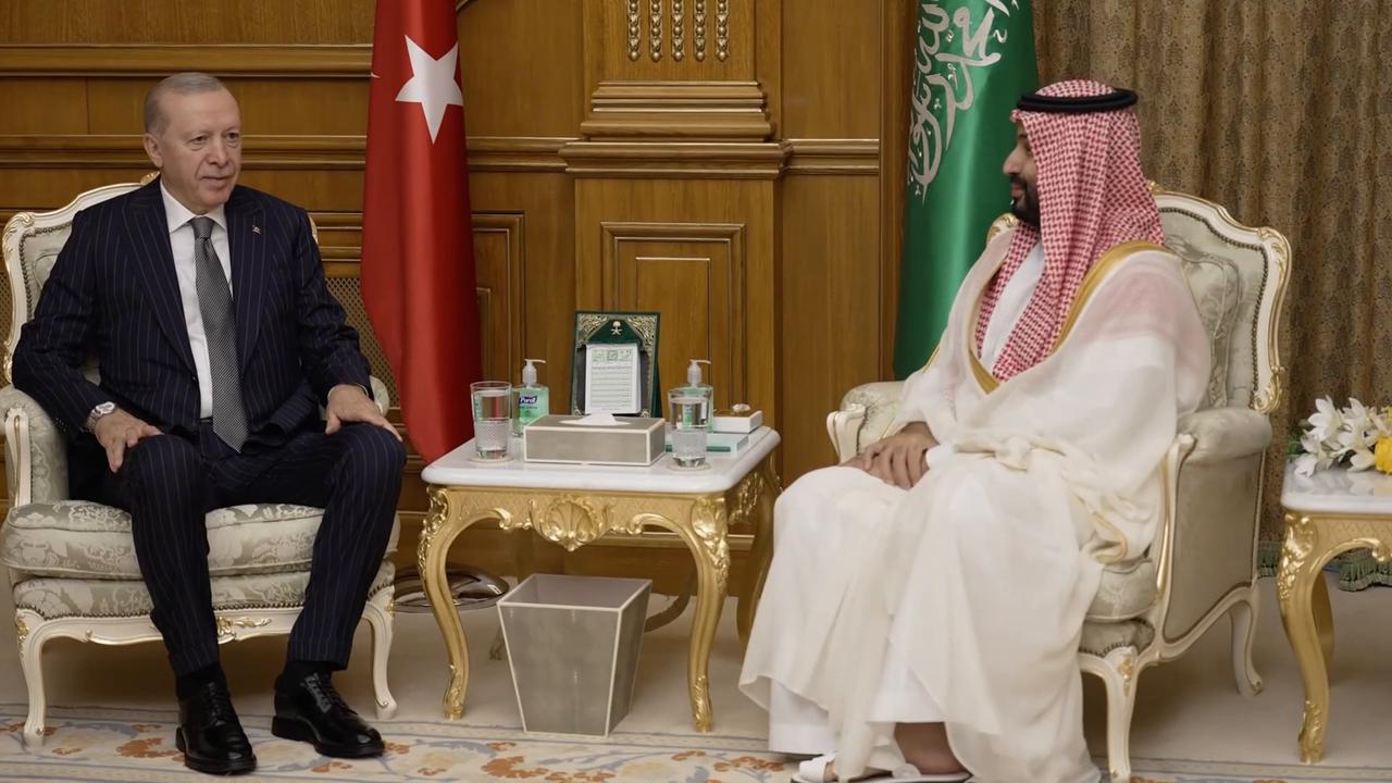 Video thumbnail for Saudi Arabia: Turkish president meets Saudi crown prince in Mecca.