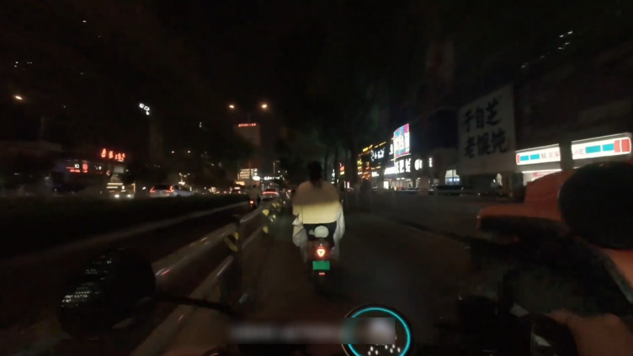 Video thumbnail for E-bike Rider Hits Bike Lane Guardrail While Turning Left in Shandong