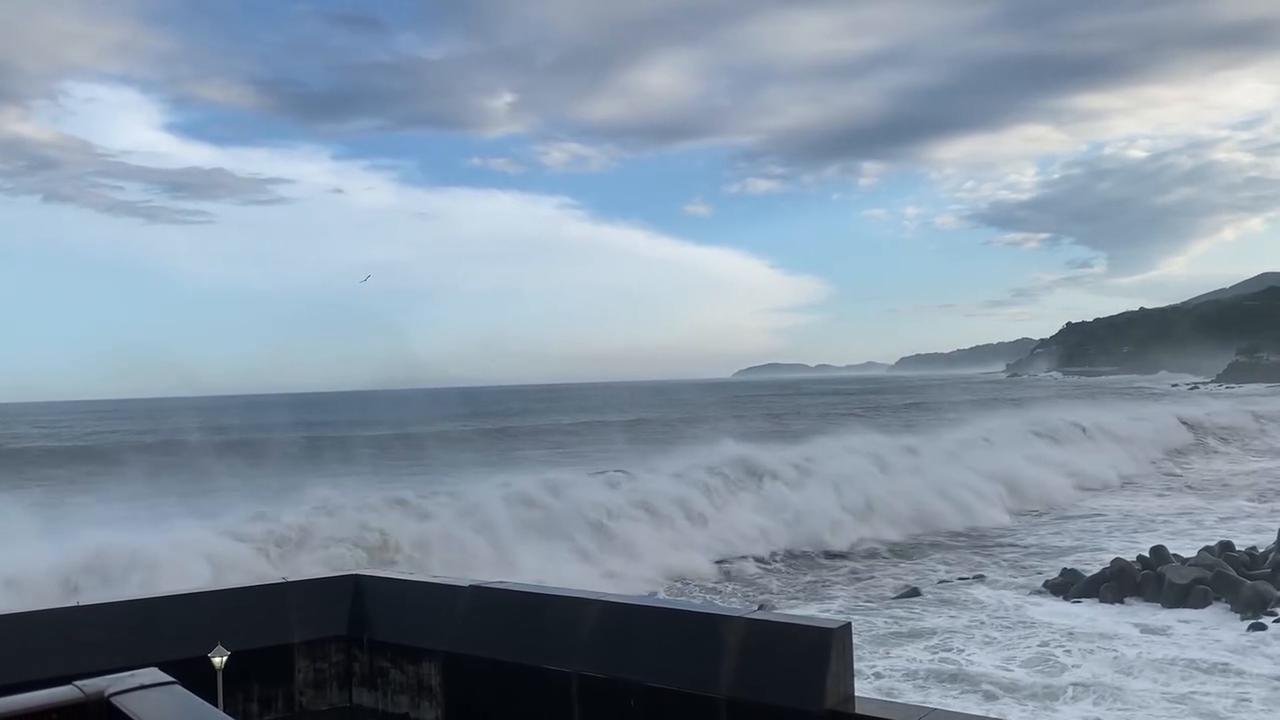 Video thumbnail for Japan: High Waves Hit Coast Amid Three Active Typhoons in Pacific 2.