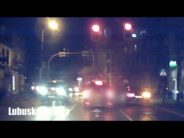 Video thumbnail for Rozpędzona taksówka przejeżdża skrzyżowanie na czerwonym świetle
