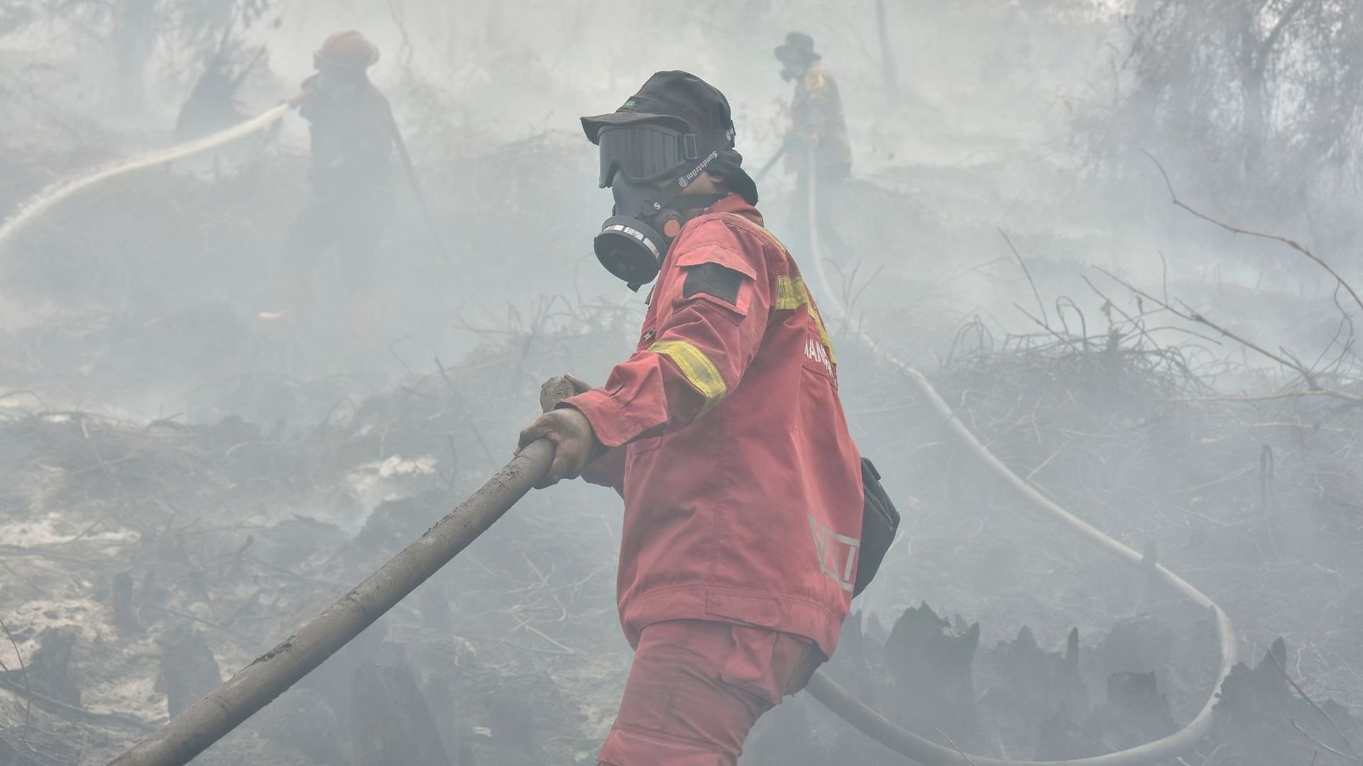 Video thumbnail for Indonesia wildfires: Crews race to contain spreading blazes