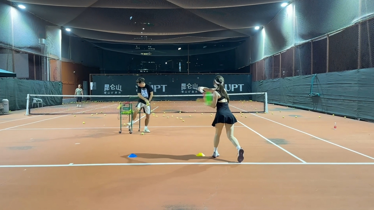 Video thumbnail for Tennis Ball Bounces Back and Hits Coach in Guangdong