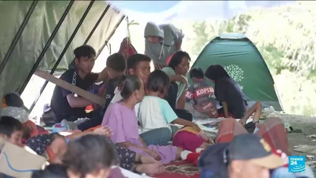 Video thumbnail for Indonesia earthquake leaves thousands homeless as rescue efforts continue