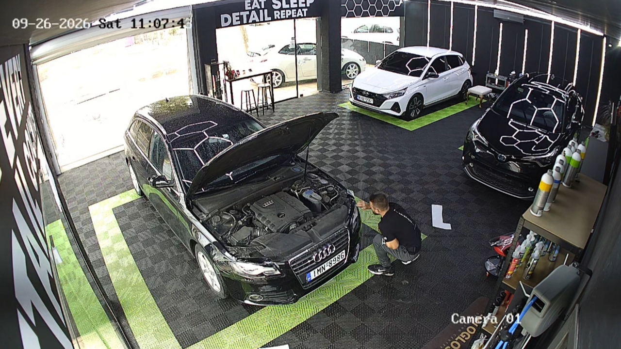 Video thumbnail for Car Hood Unexpectedly Closes on Mechanic's Hand in Greek Garage