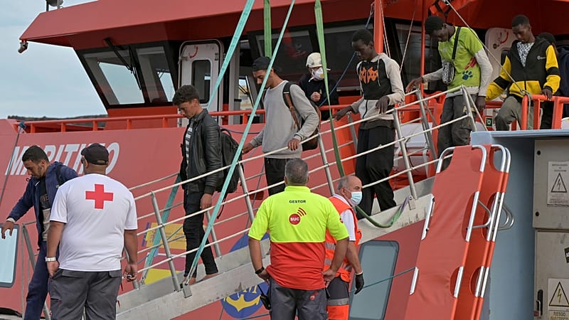 Video thumbnail for Spanish services rescue over 100 migrants in Canary Islands