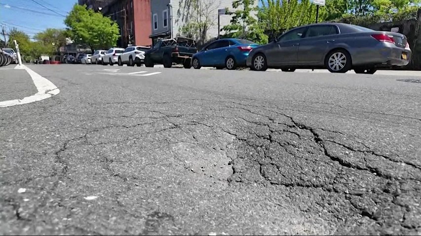 Video thumbnail for Growing sinkhole causes safety concerns in Red Hook