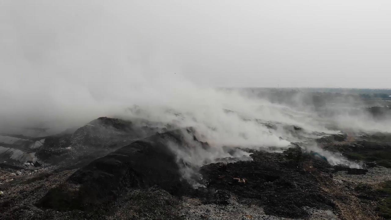 Video thumbnail for Indonesia: DRONE - Firefighting efforts continue after massive landfill blaze in Indonesia.