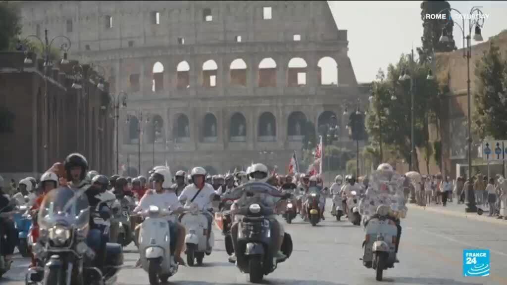 Video thumbnail for Thousands of Vespas swarm Rome to mark scooter’s 80th anniversary