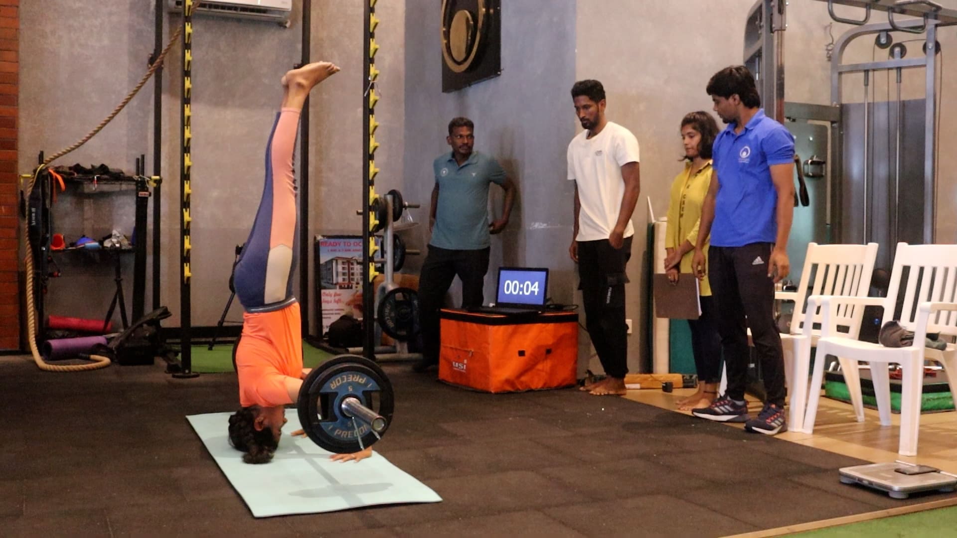 Video thumbnail for Heaviest weight balanced headstand record