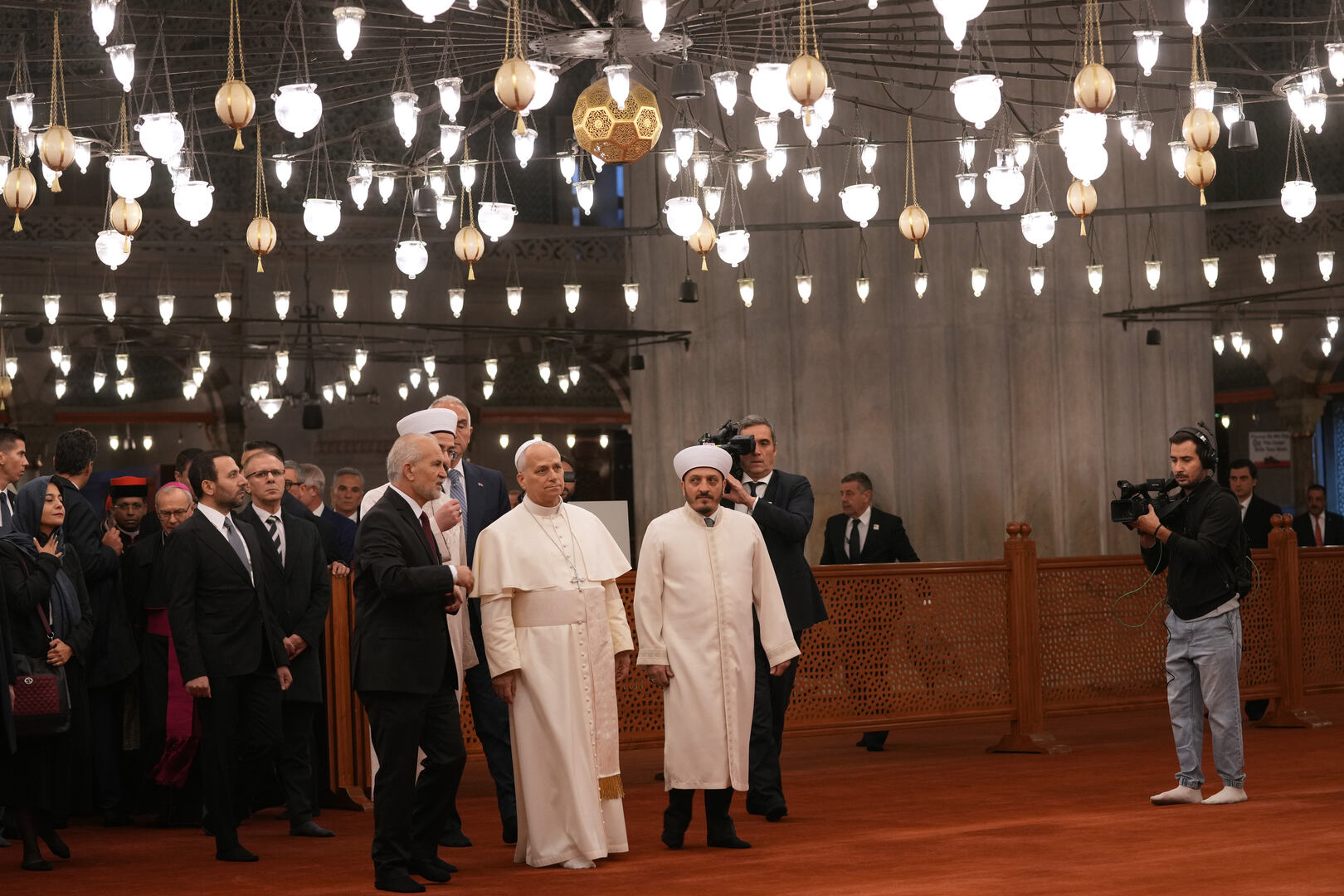 Video thumbnail for Pope Leo in turkey: Pontiff visits Istanbul’s Sultanahmet mosque