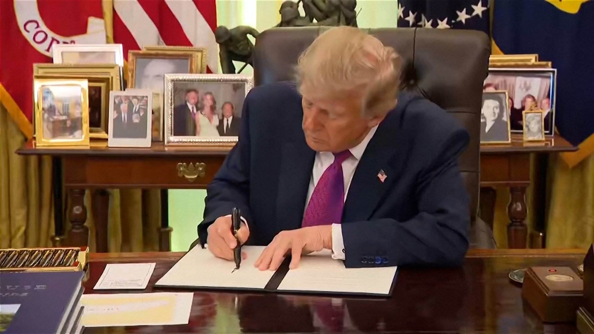 Video thumbnail for Trump signs order to re-name Lake Ontario as Lake America