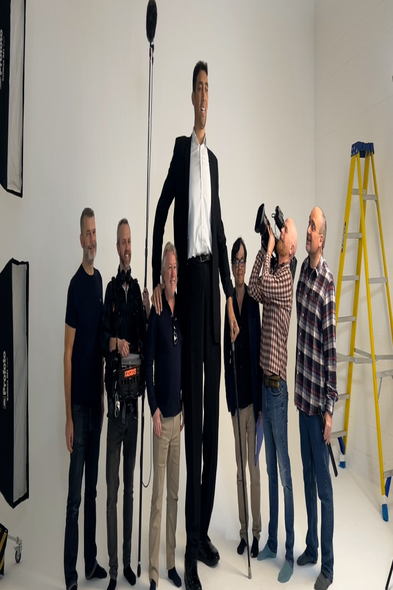 Video thumbnail for Tallest man - 251 cm (8 ft 2.8 in) held by Sultan Kosen