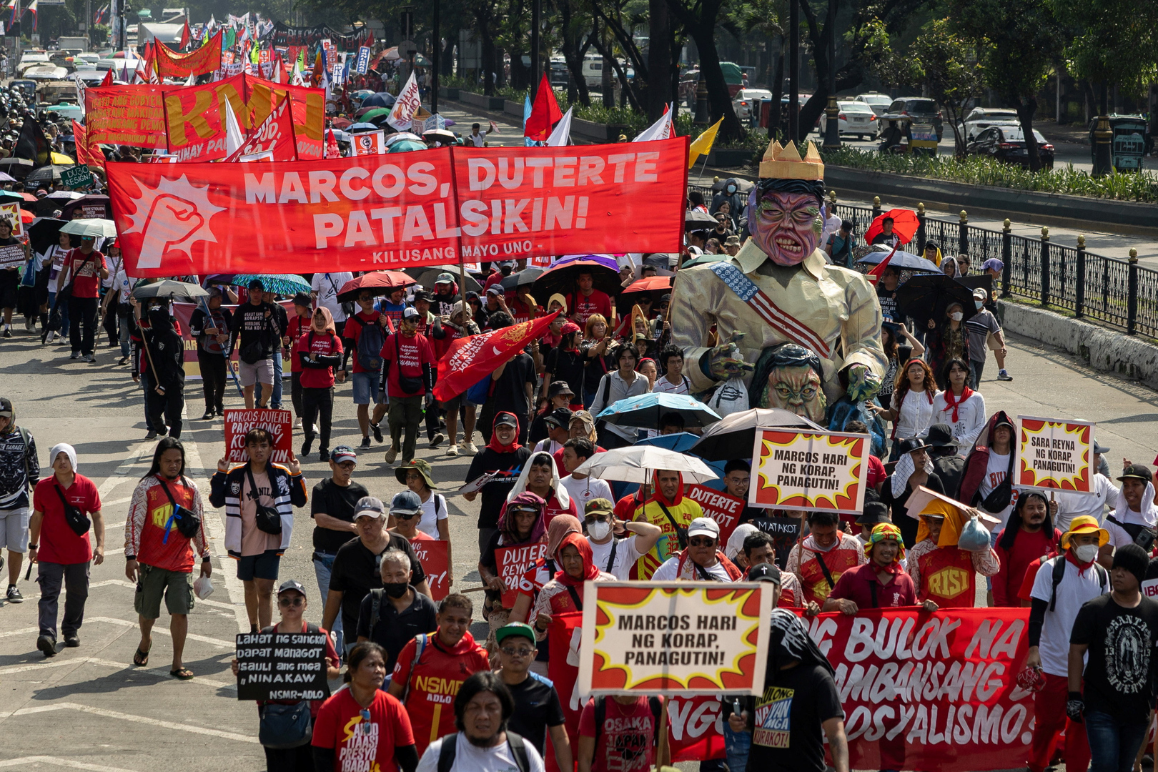 Video thumbnail for Thousands of anti-corruption protesters in Manila say Marcos must resign