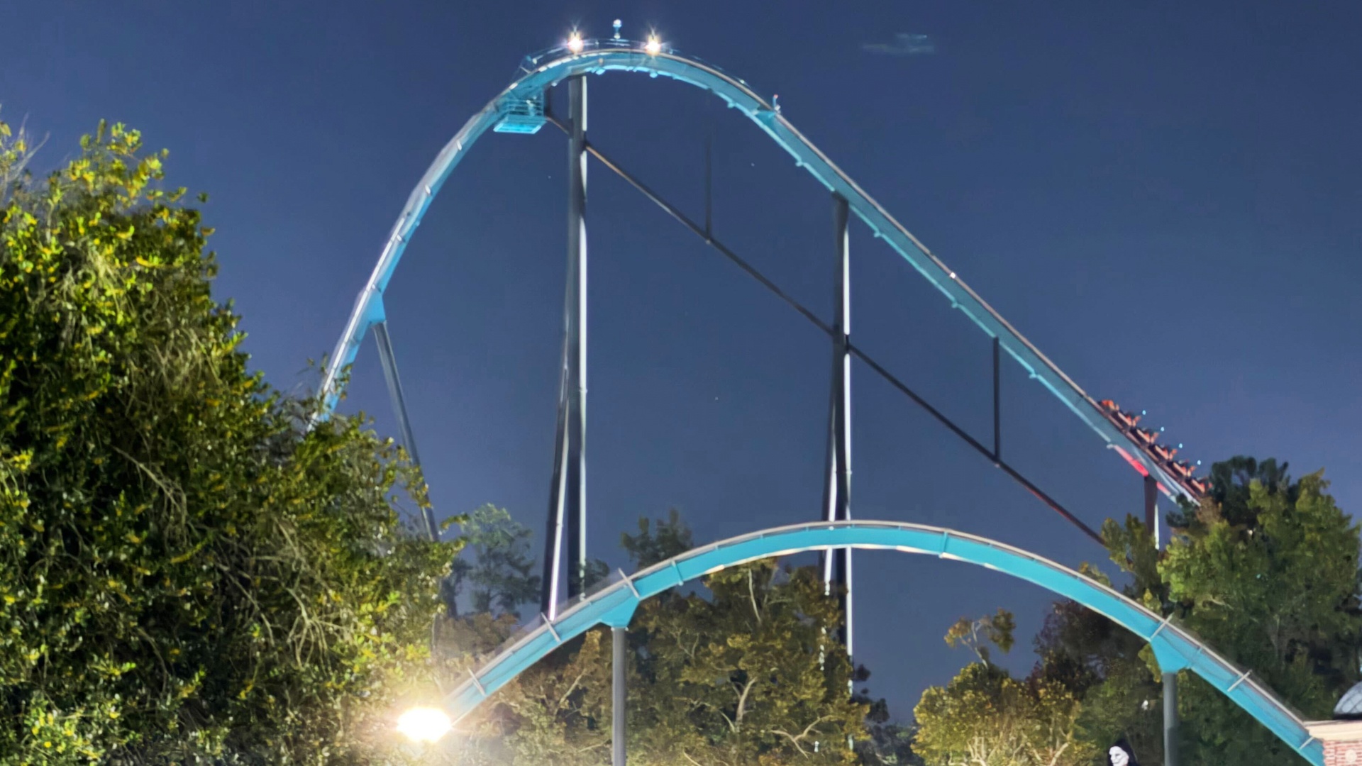 Video thumbnail for Six Flags closes 9 roller coasters after man dies in reported fall in Georgia