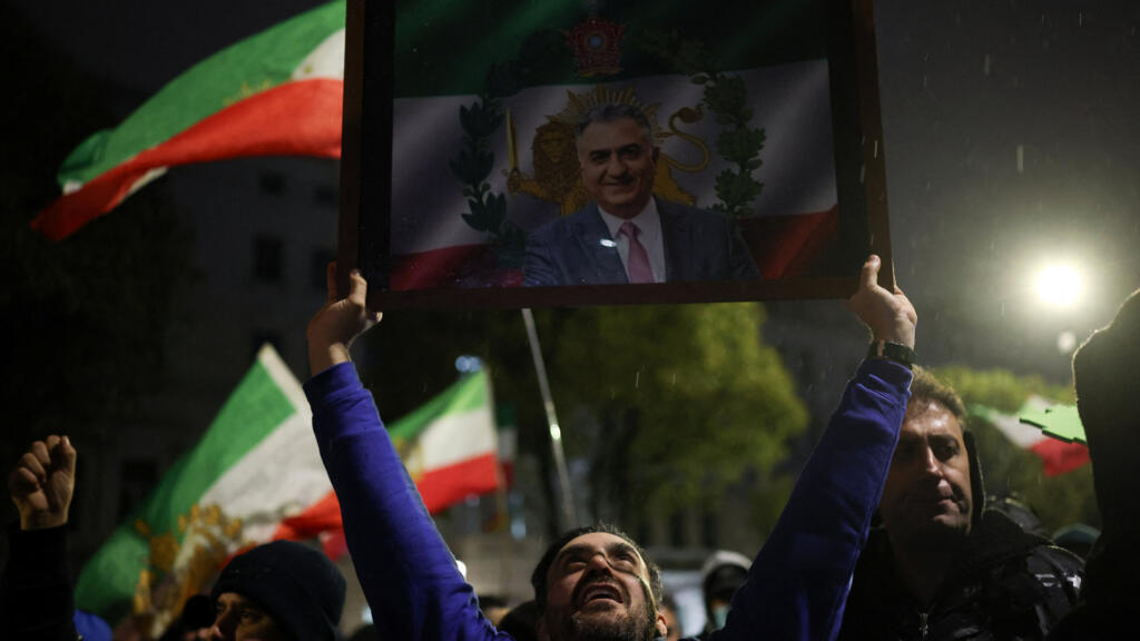 Video thumbnail for Son of Iran's shah remains divisive figure despite presenting as rallying figure