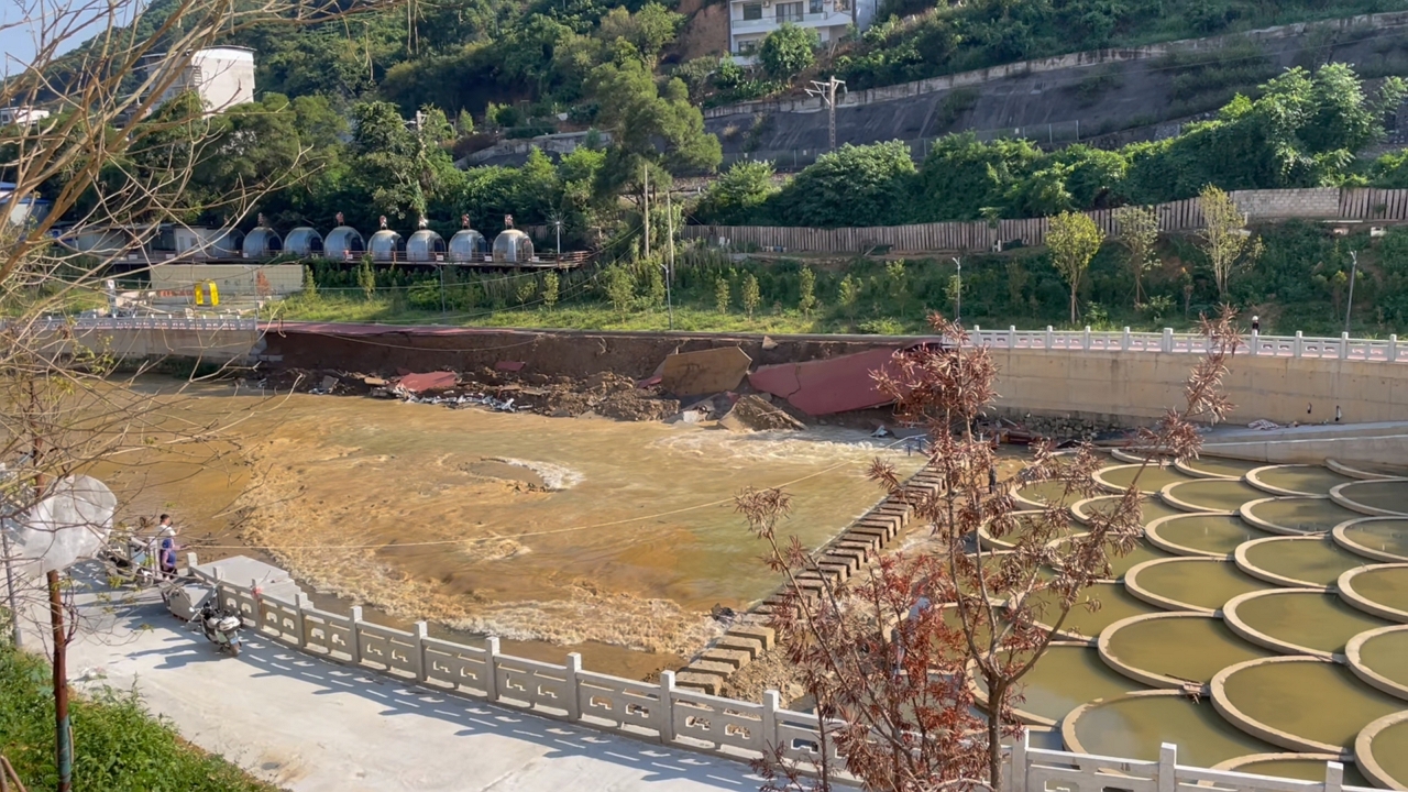 Video thumbnail for Concrete River Embankment Collapses in Guangxi, China