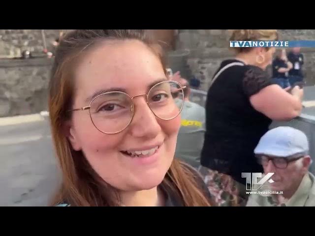 Video thumbnail for Adrano in attesa del concerto di Sal Da VInci. Parlano i primi fan giunti in città