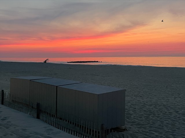 Video thumbnail for Beach towns brace for big crowds as heat wave and holiday weekend collide