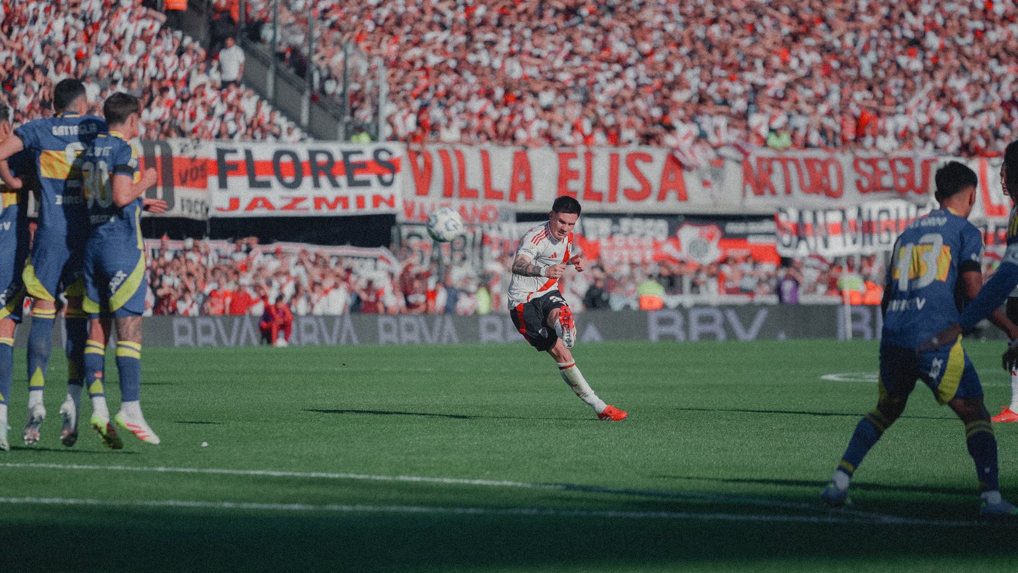 Video thumbnail for El gol de Mastantuono en el Superclásico desde todos los ángulos